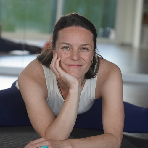 Flora, professeure de Yoga - La Salle pays de Gex