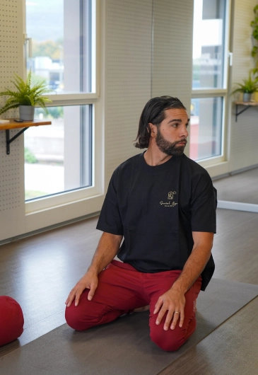 Anthony en démonstration au cours respiration et posture - La Salle Pays de Gex