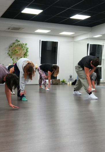 Échauffement en cours de danse urbaine - La Salle Pays de Gex